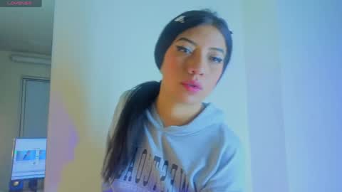 Snapshot of ey_im_simone_ chatting on May 5, 11:40 am online show from May 5, 11:40 am