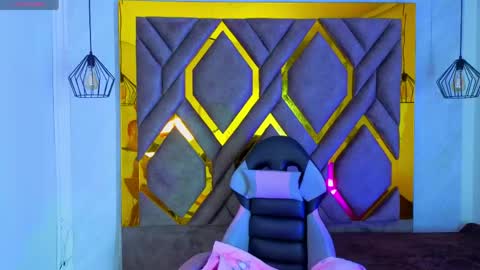 Snapshot of ey_im_simone_ chatting on May 6, 12:10 pm online show from May 6, 12:10 pm