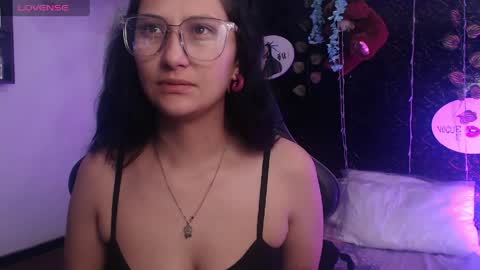 Snapshot of eyesmoon7710 chatting on May 7, 10:09 am eyes moon online show from May 7, 10:09 am