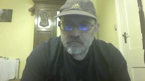 Snapshot of f1zzeek chatting on April 25, 10:29 pm f1zzeek online show from April 25, 10:29 pm