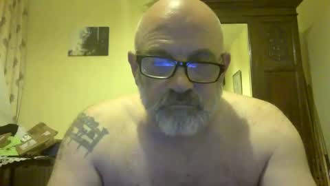 Snapshot of f1zzeek chatting on April 28, 12:31 am f1zzeek online show from April 28, 12:31 am