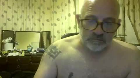 Snapshot of f1zzeek chatting on May 26, 12:28 am f1zzeek online show from May 26, 12:28 am