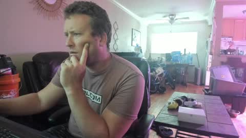 Snapshot of facedaddy chatting on December 18, 3:00 pm Hungwun online show from December 18, 3:00 pm