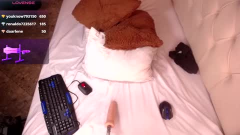 Snapshot of fairyflexxx chatting on December 10, 4:38 pm Fairy online show from December 10, 4:38 pm