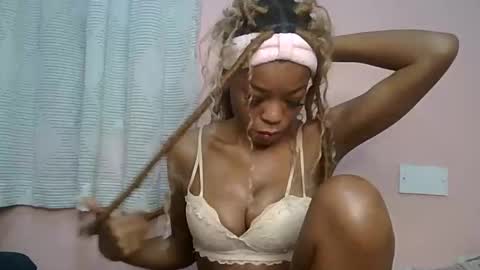 Snapshot of faizah_ chatting on May 25, 9:15 am faizah_ online show from May 25, 9:15 am