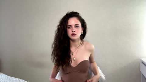 Mia online show from June 9, 3:45 pm