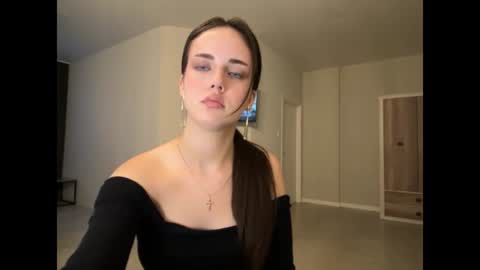 Snapshot of farrahburde chatting on June 17, 5:47 pm Mia online show from June 17, 5:47 pm