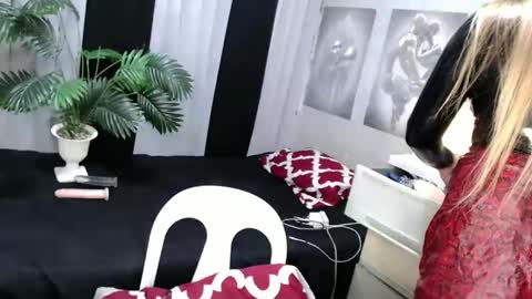 Snapshot of fascinating_ts_vana chatting on March 10, 6:57 pm vana online show from March 10, 6:57 pm