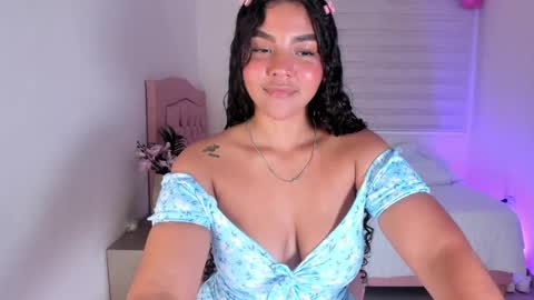 Snapshot of fatima_senghor chatting on May 22, 8:03 pm Zoe online show from May 22, 8:03 pm