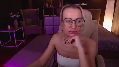 Snapshot of fay_dunaway chatting on December 2, 12:29 pm Fay online show from December 2, 12:29 pm