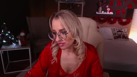 Snapshot of fay_dunaway chatting on December 10, 12:27 pm Fay online show from December 10, 12:27 pm