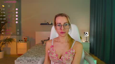 Snapshot of fay_dunaway chatting on February 9, 12:30 pm Fay online show from February 9, 12:30 pm