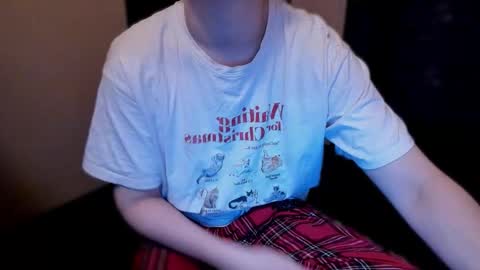 Snapshot of fckmikh chatting on December 3, 1:20 pm Michael online show from December 3, 1:20 pm