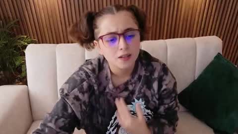 Feelena online show from November 30, 6:01 pm