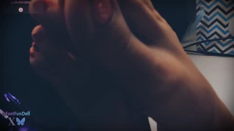 Snapshot of feetfundoll chatting on December 17, 11:49 pm Lisa Dove aka FeetFunDoll online show from December 17, 11:49 pm