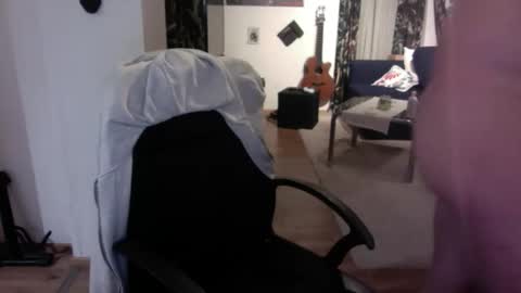 Snapshot of feetkissboy chatting on November 7, 4:29 pm feetkissboy online show from November 7, 4:29 pm