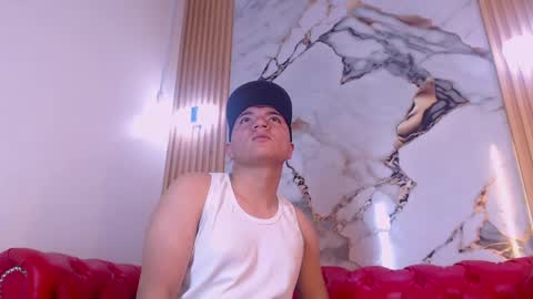 Snapshot of felipe_rey chatting on May 27, 8:06 pm Felipe online show from May 27, 8:06 pm