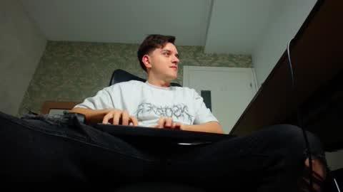 Snapshot of felixstark chatting on October 21, 4:24 am FelixStark online show from October 21, 4:24 am