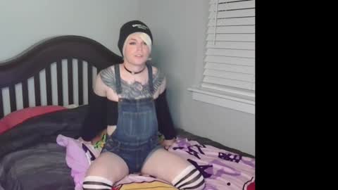 Snapshot of femboydee73 chatting on October 2, 2:40 am Dee online show from October 2, 2:40 am