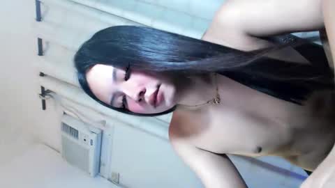 Snapshot of feminine_elle chatting on June 2, 10:50 am elle online show from June 2, 10:50 am