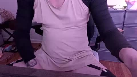 Snapshot of femme_mystique chatting on November 6, 9:10 am femme_mystique online show from November 6, 9:10 am