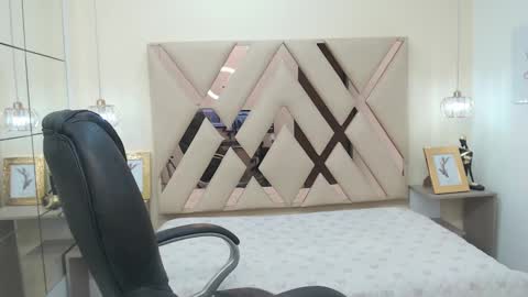 Snapshot of ferphoenix_ chatting on February 18, 3:42 am FER PHOENIX online show from February 18, 3:42 am