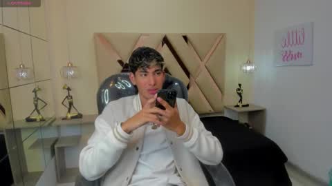 Snapshot of ferphoenix_ chatting on October 17, 3:20 am FER PHOENIX online show from October 17, 3:20 am