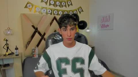 Snapshot of ferphoenix_ chatting on October 19, 3:29 am FER PHOENIX online show from October 19, 3:29 am