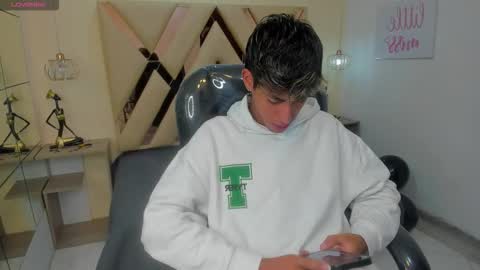 Snapshot of ferphoenix_ chatting on October 21, 3:29 am FER PHOENIX online show from October 21, 3:29 am