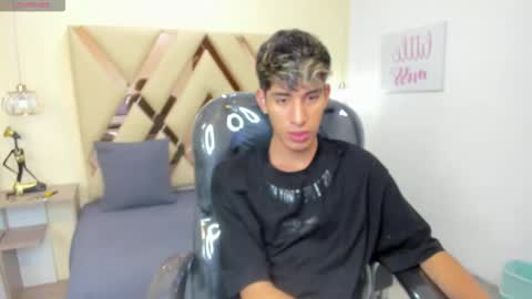 Snapshot of ferphoenix_ chatting on October 23, 6:02 am FER PHOENIX online show from October 23, 6:02 am