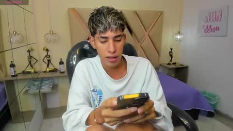 Snapshot of ferphoenix_ chatting on November 7, 3:17 am FER PHOENIX online show from November 7, 3:17 am