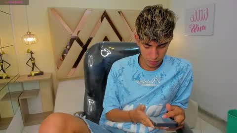 Snapshot of ferphoenix_ chatting on November 20, 3:18 am FER PHOENIX online show from November 20, 3:18 am