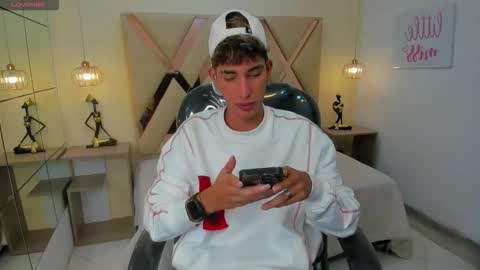 Snapshot of ferphoenix_ chatting on December 1, 3:33 am FER PHOENIX online show from December 1, 3:33 am