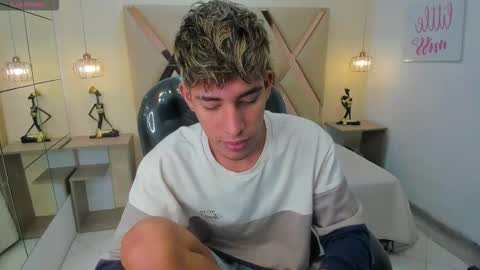 Snapshot of ferphoenix_ chatting on December 3, 3:36 am FER PHOENIX online show from December 3, 3:36 am