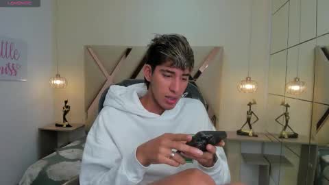 Snapshot of ferphoenix_ chatting on December 14, 3:23 am FER PHOENIX online show from December 14, 3:23 am