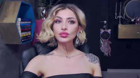 Snapshot of fetishsarah chatting on December 2, 7:49 pm Sarah online show from December 2, 7:49 pm