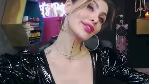 Snapshot of fetishsarah chatting on February 27, 2:21 am Sarah online show from February 27, 2:21 am