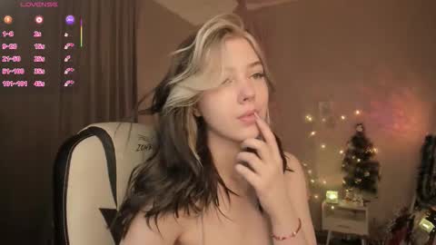 Snapshot of fieryfeline chatting on December 15, 3:00 am Filla online show from December 15, 3:00 am