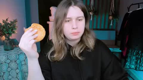 Snapshot of fioramarmoris chatting on February 28, 9:25 am fiora online show from February 28, 9:25 am