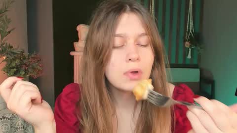 Snapshot of fioramarmoris chatting on October 6, 6:22 am fiora online show from October 6, 6:22 am