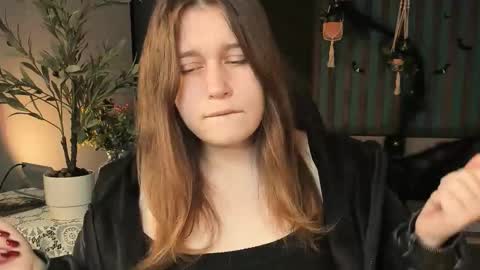 Snapshot of fioramarmoris chatting on October 19, 5:19 am fiora online show from October 19, 5:19 am