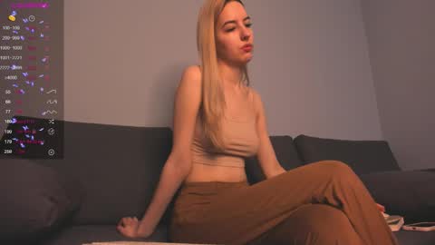 Snapshot of fire_moth chatting on October 25, 3:58 am Bellatrix online show from October 25, 3:58 am