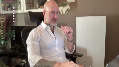 Snapshot of fit_rubinho chatting on December 31, 8:37 am Rubn online show from December 31, 8:37 am