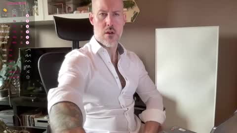 Snapshot of fit_rubinho chatting on January 2, 9:22 am Rubn online show from January 2, 9:22 am