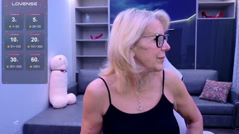 Snapshot of fitcougarcb chatting on February 7, 12:42 am Bianca online show from February 7, 12:42 am