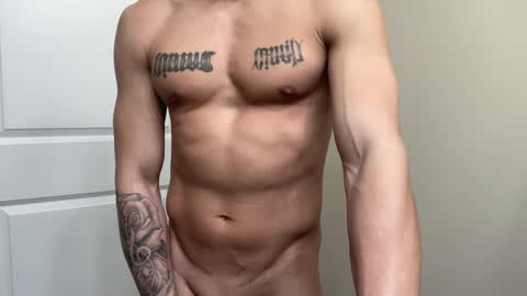 Snapshot of fithornyandtatted chatting on January 20, 9:53 pm fithornyandtatted online show from January 20, 9:53 pm