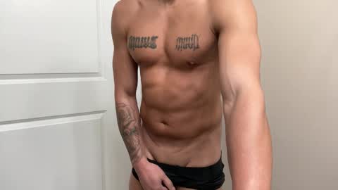 Snapshot of fithornyandtatted chatting on October 28, 8:11 pm fithornyandtatted online show from October 28, 8:11 pm