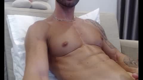 Snapshot of fitness1989 chatting on October 5, 5:50 am fitness1989 online show from October 5, 5:50 am