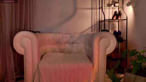 Snapshot of fka_ammy chatting on December 4, 6:27 pm fka Ammy online show from December 4, 6:27 pm