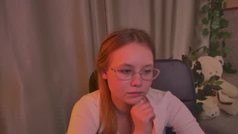 Snapshot of floralarsson chatting on June 5, 6:52 am hey there guys im Flora no not the one from WInx. But I love magical stuff and especially I love nature. I dont know I thin online show from June 5, 6:52 am